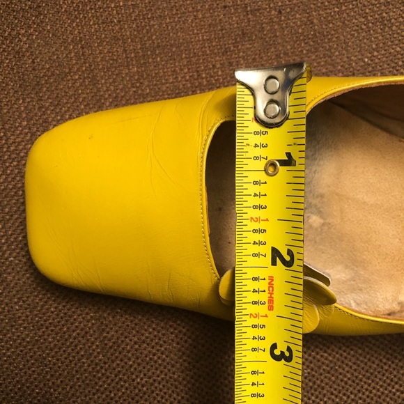 Vintage Low Heel Yellow Leather Sandals Size 8.5 - Picture 6 of 9